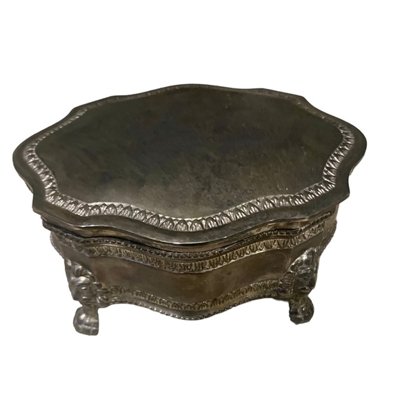 🚩SOLD🚩 Vintage Silver Plated Velvet Lined Repousse Box Lion Head Mounted Feet - Picture 13 of 15